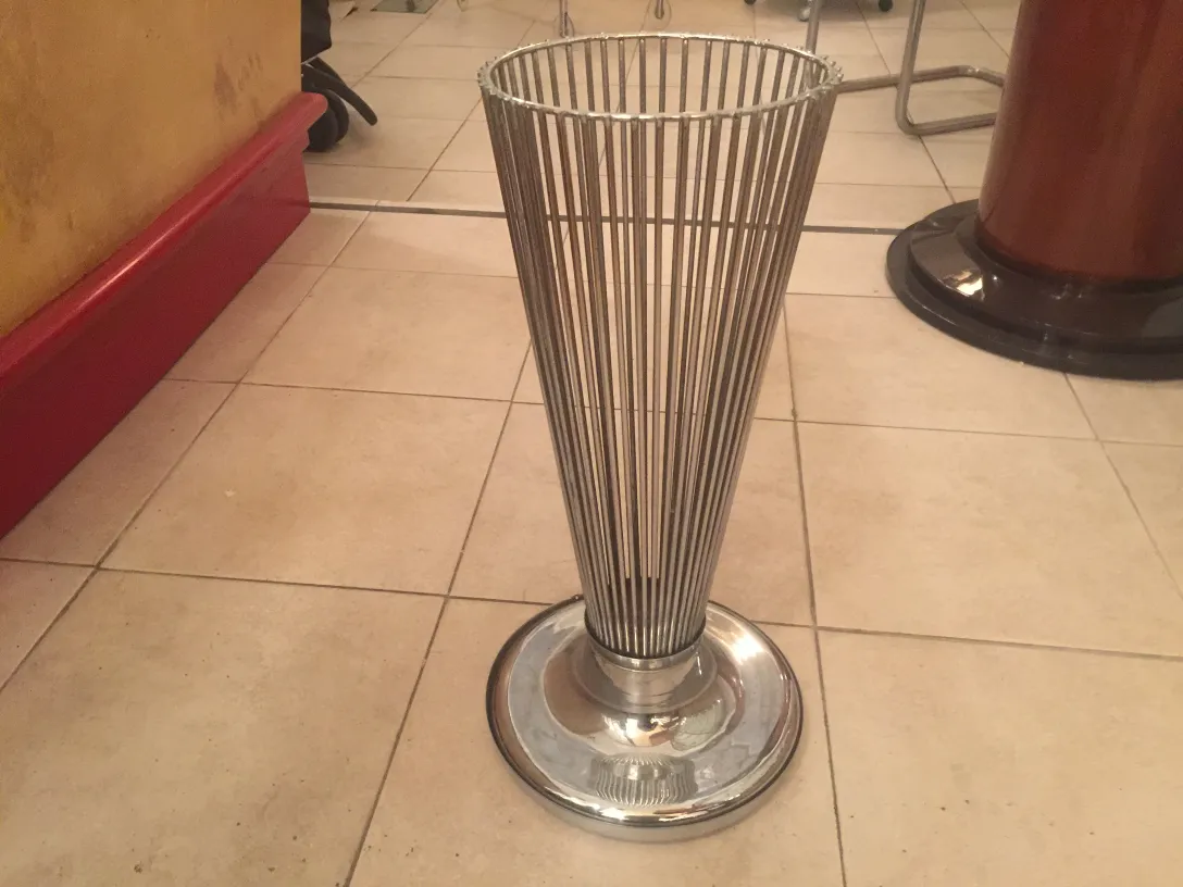 Portaombrelli antico decorativo in un ambiente elegante