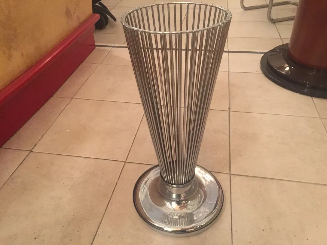 porte-parapluie ancien avec un design élégant dans un cadre accueillant