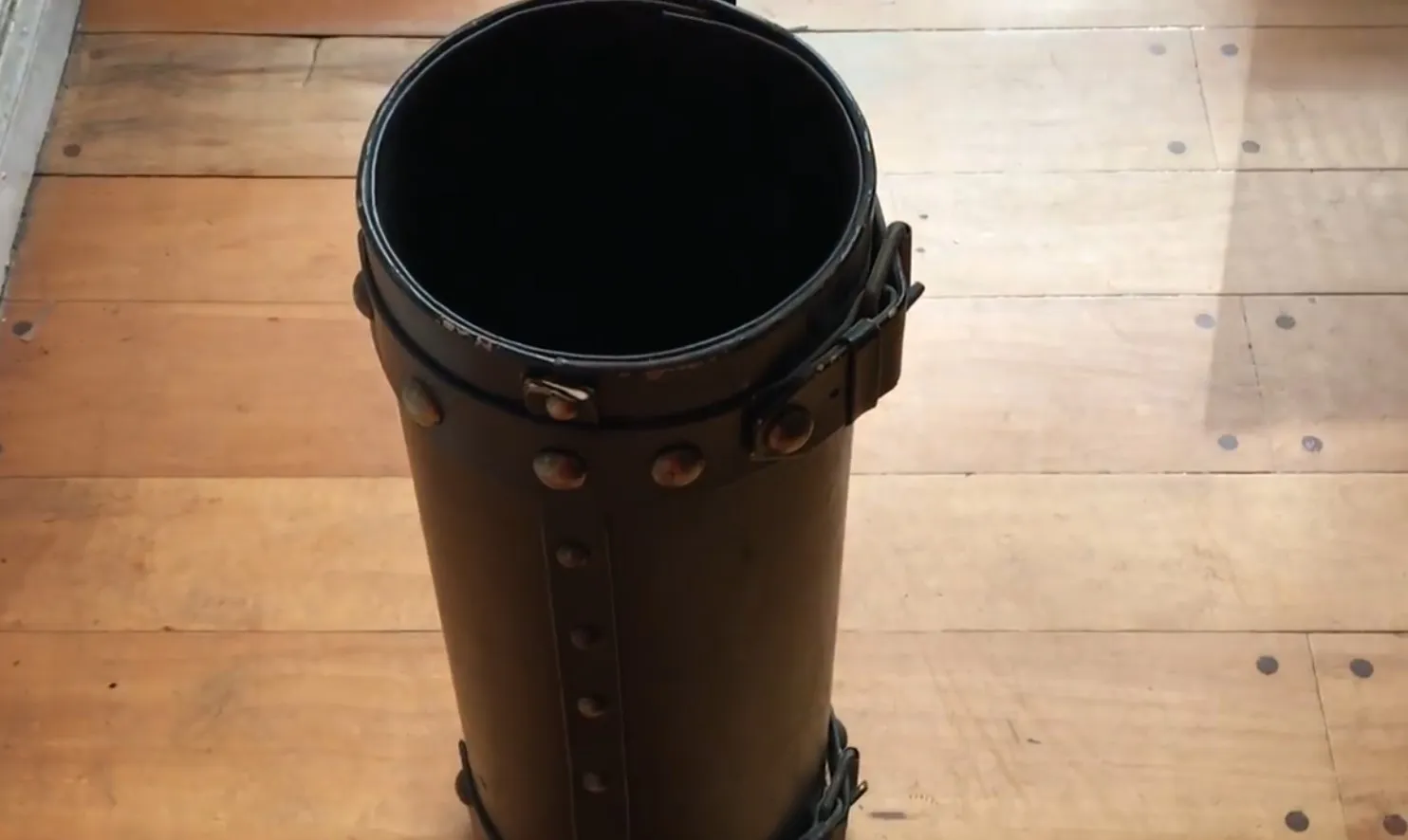 ユニークなデザインと装飾的なディテールを持つ古い傘立てがクラシックな環境にあります