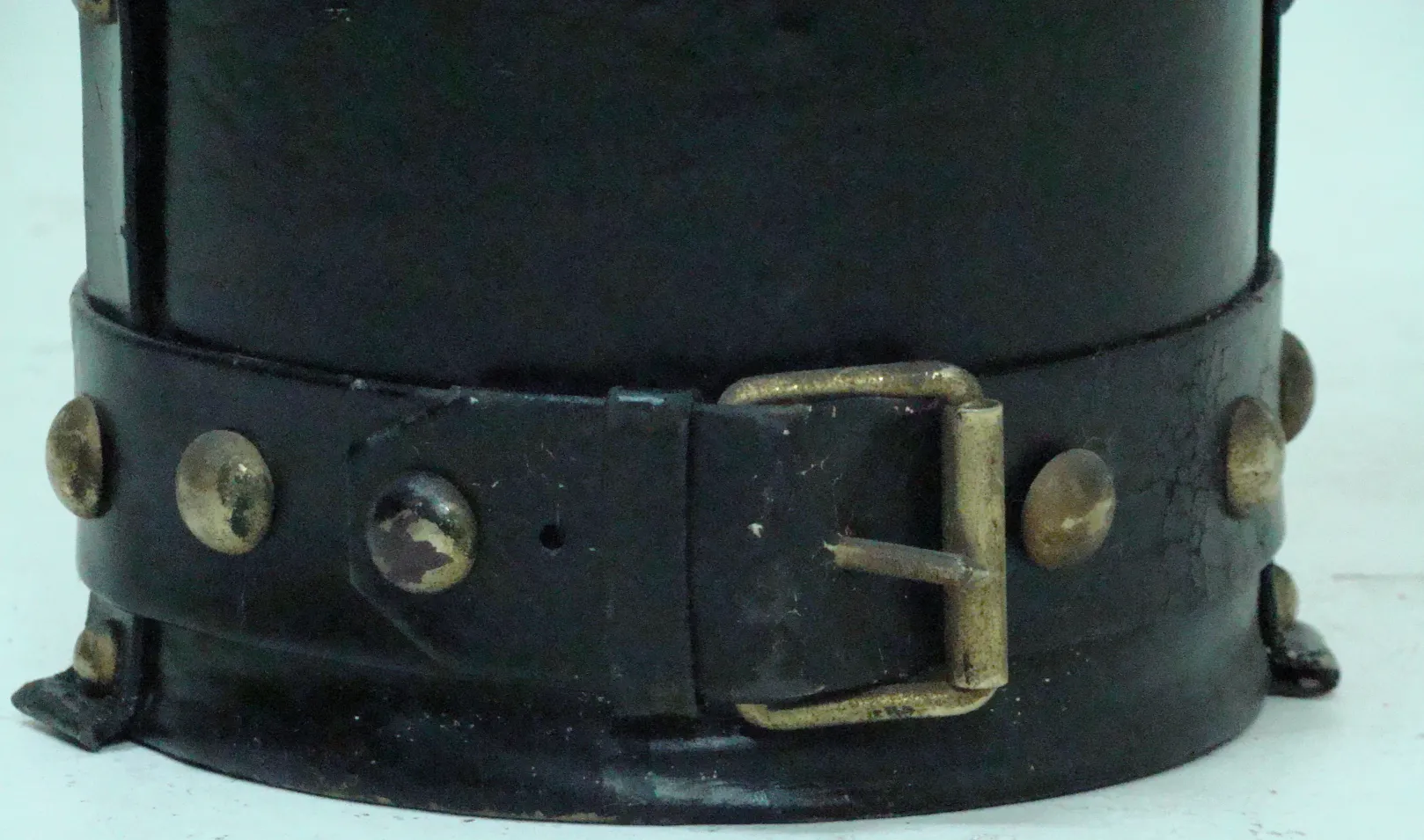 suporte para guarda-chuva antigo com detalhes em bronze e design elegante