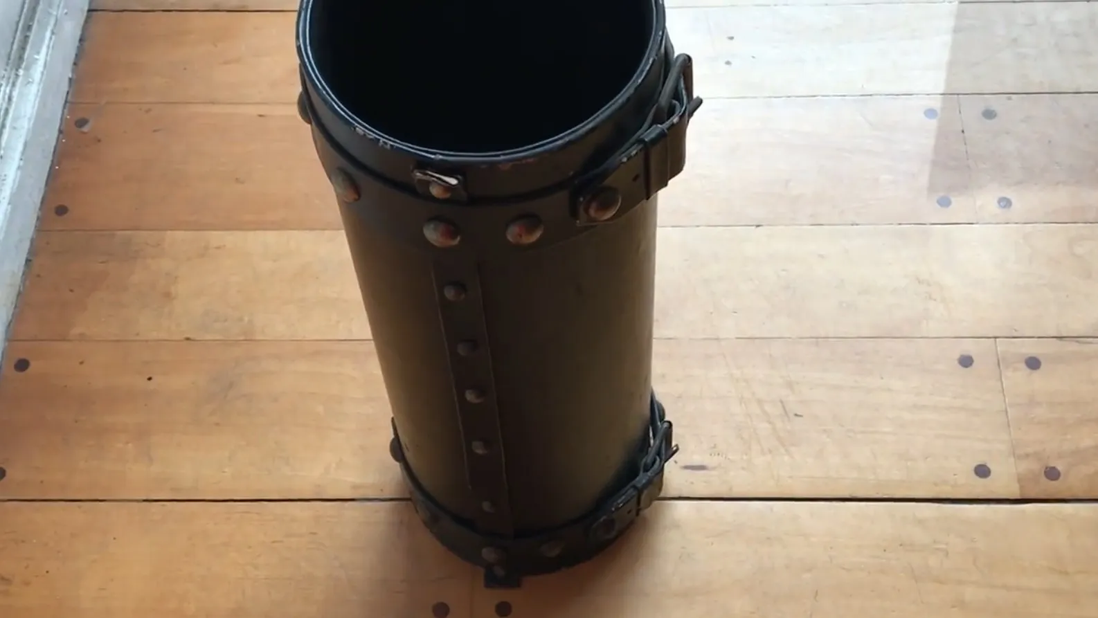 Античная подставка для зонтов с декоративными элементами