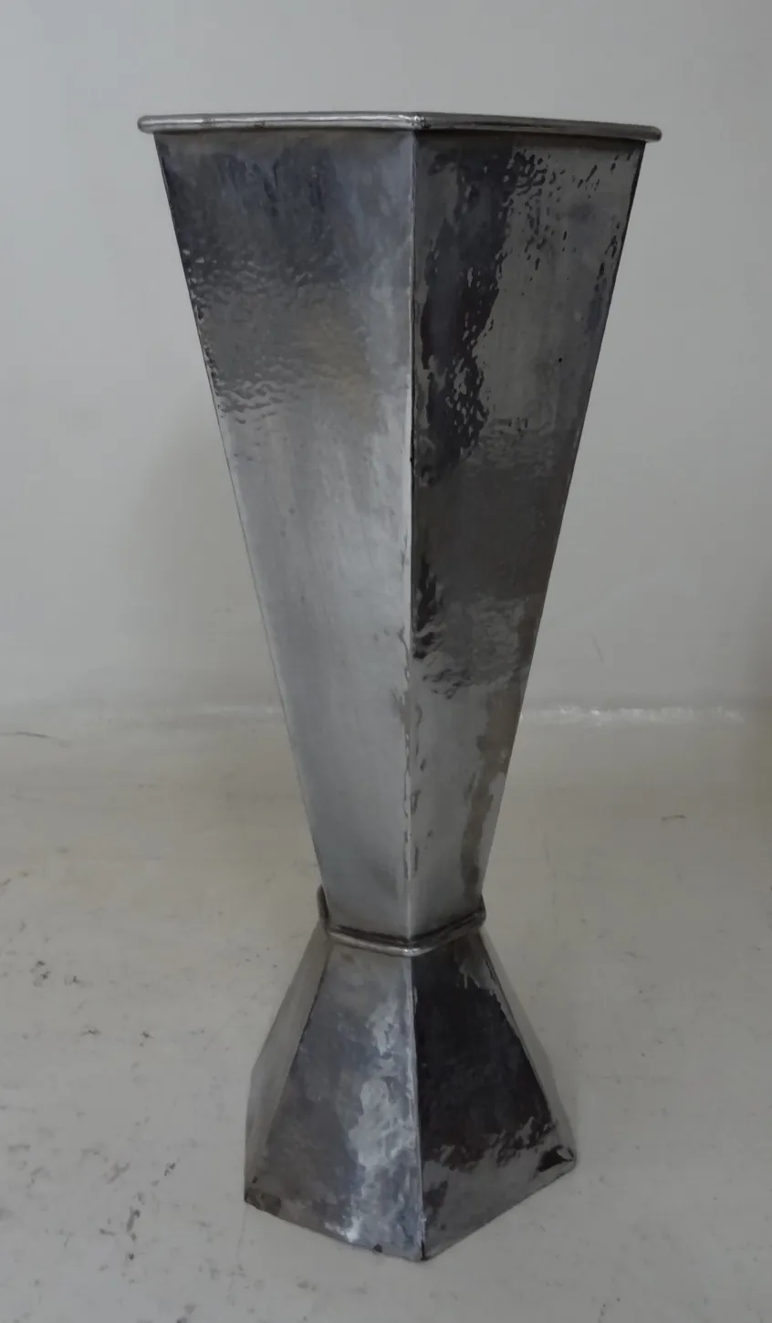 Suporte para guarda-chuva antigo com forma elegante e superfície brilhante.