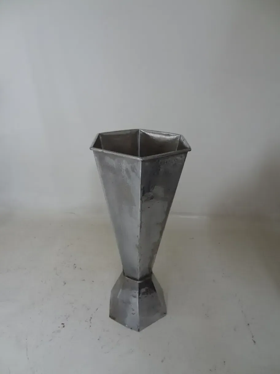 حامل مظلات قديم أنيق بشكل سداسي.