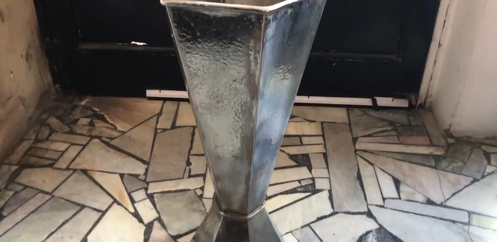 Porte-parapluie ancien au design élégant, parfait pour les entrées