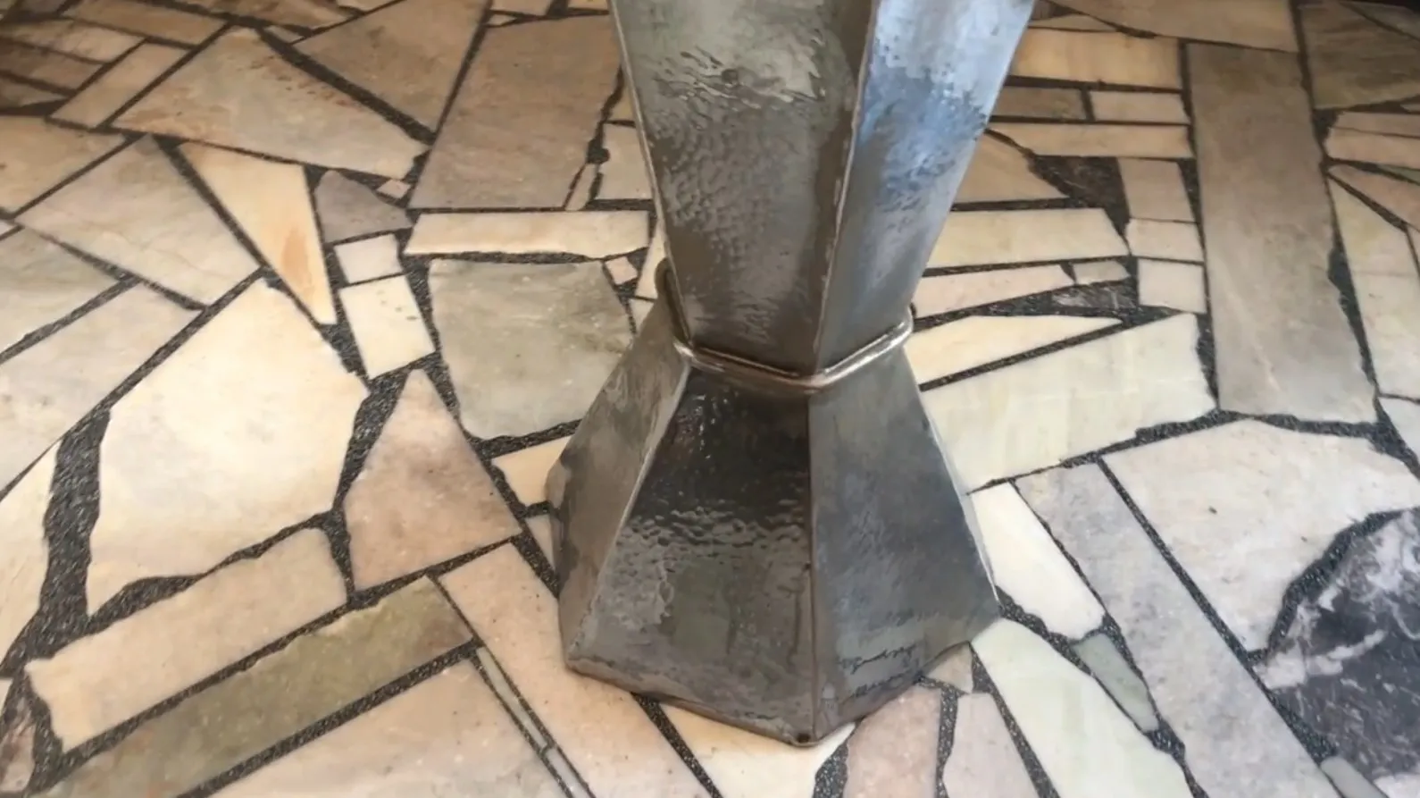 Portaombrelli antico con base decorativa in un ambiente accogliente