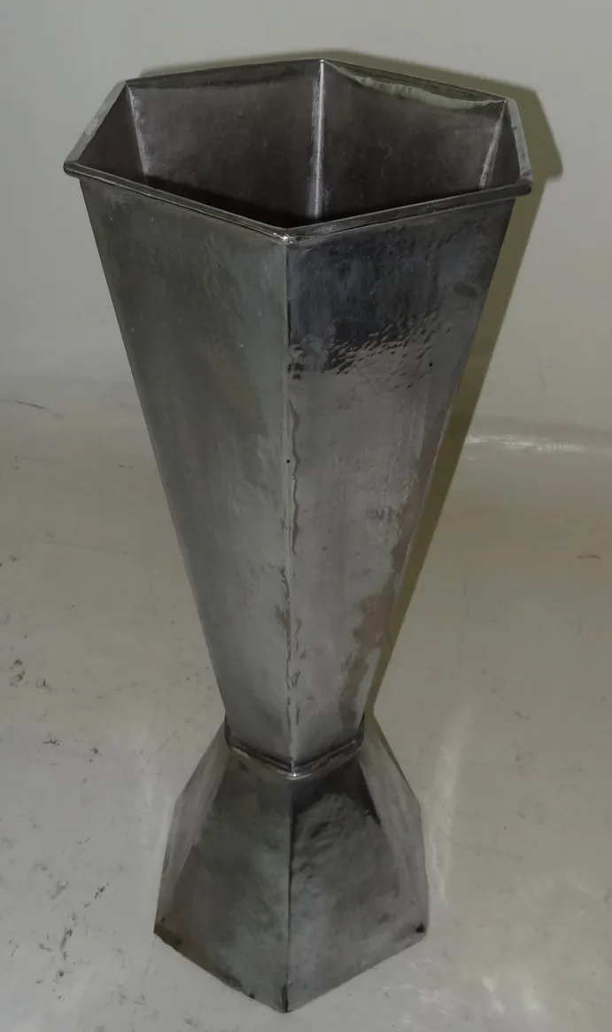 Antiguo paraguero decorativo en forma hexagonal.