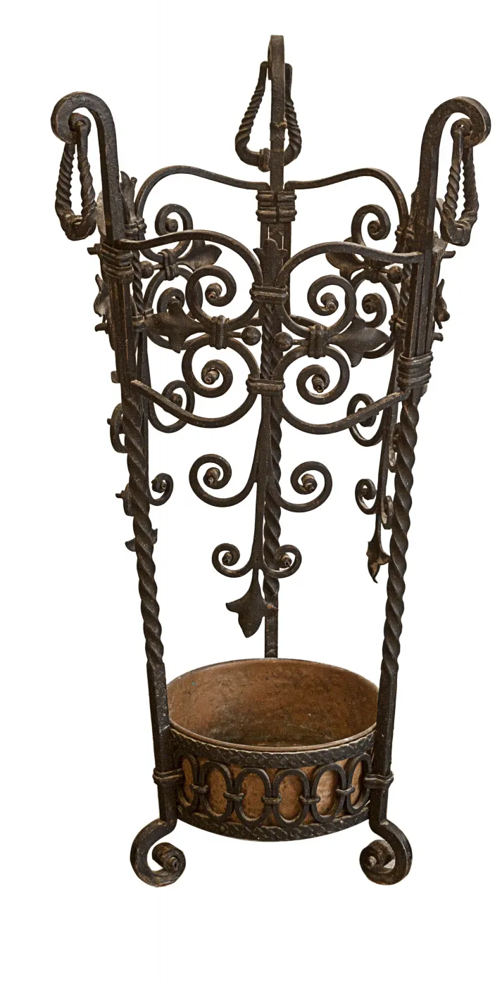 Portaombrelli antico con dettagli decorativi intricati.