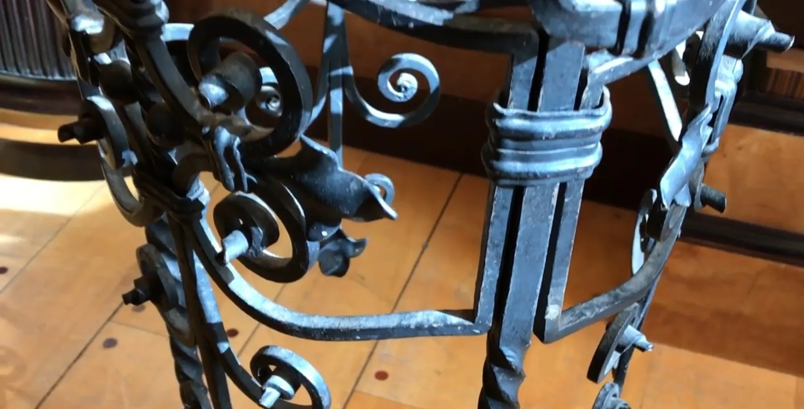 porte-parapluie ancien avec détails ornementaux en fer