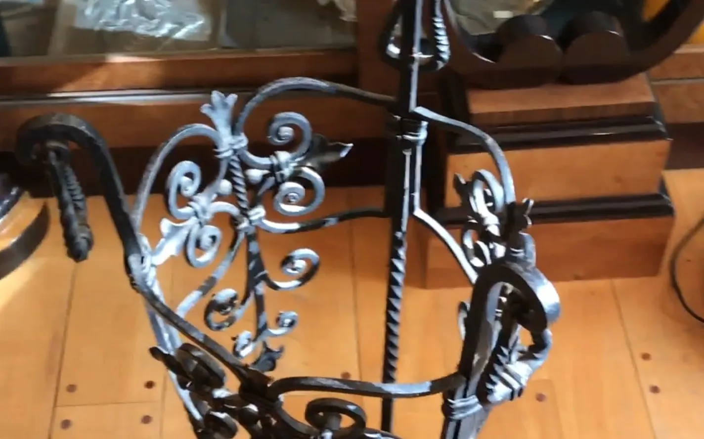 antiker schirmständer mit eleganten eisendetails, holzhintergrund