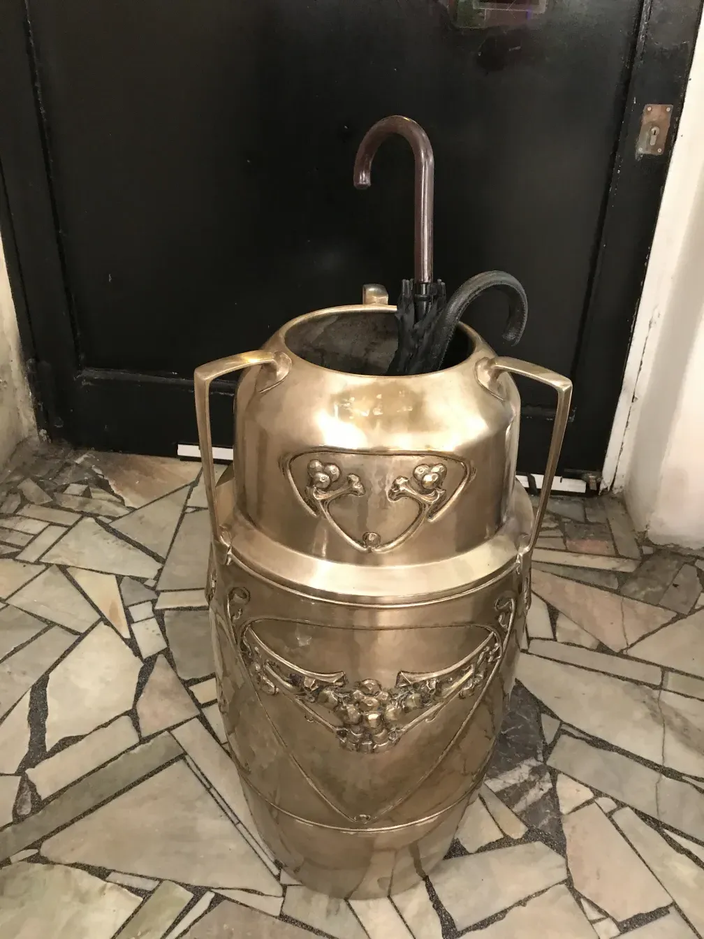 paragüero antiguo con decoración kaisers