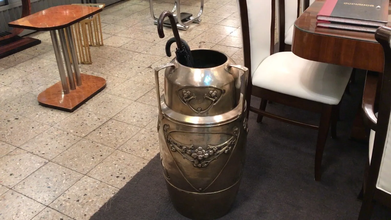 suporte para guarda-chuva antigo decorativo, segurando um guarda-chuva