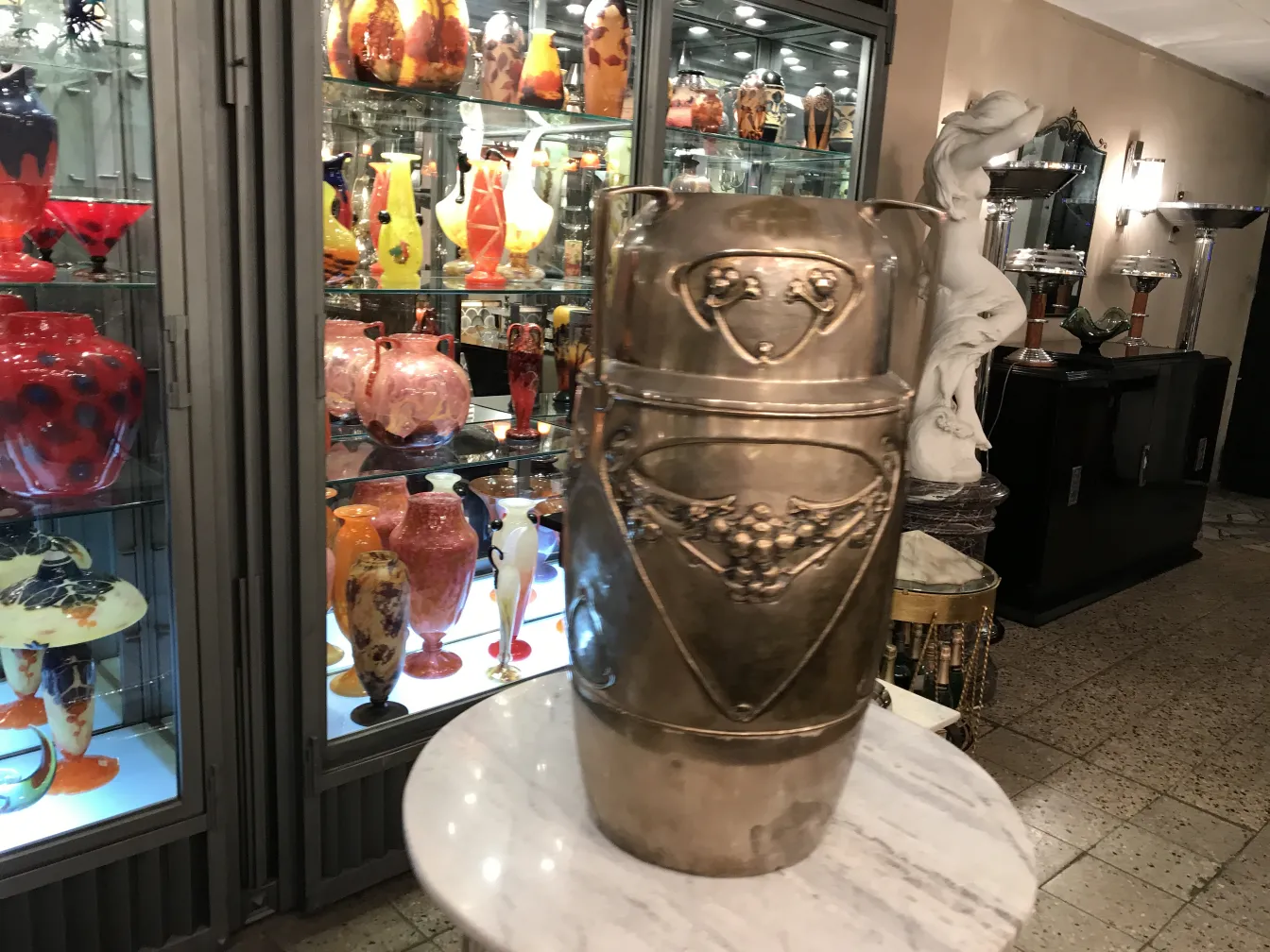 paragüero antiguo kayser con detalles decorativos en un entorno de antigüedades