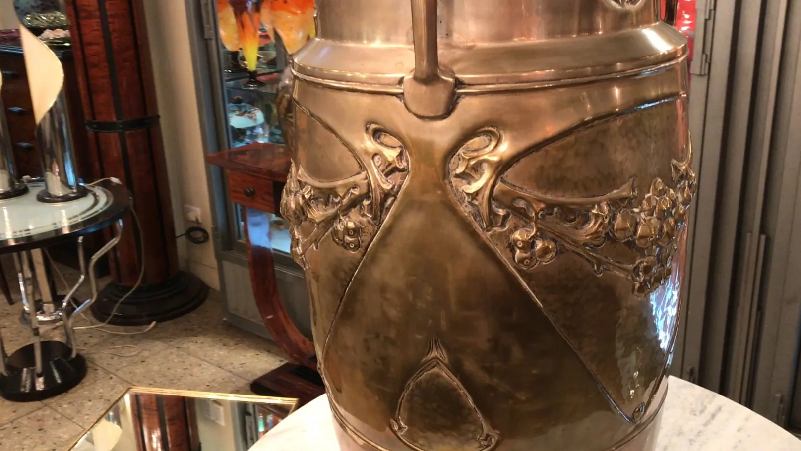 portavumbrelli antico con decorazioni eleganti