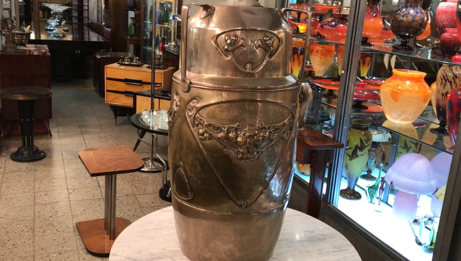 paragüero antiguo decorativo con detalles elaborados en un entorno de antigüedades