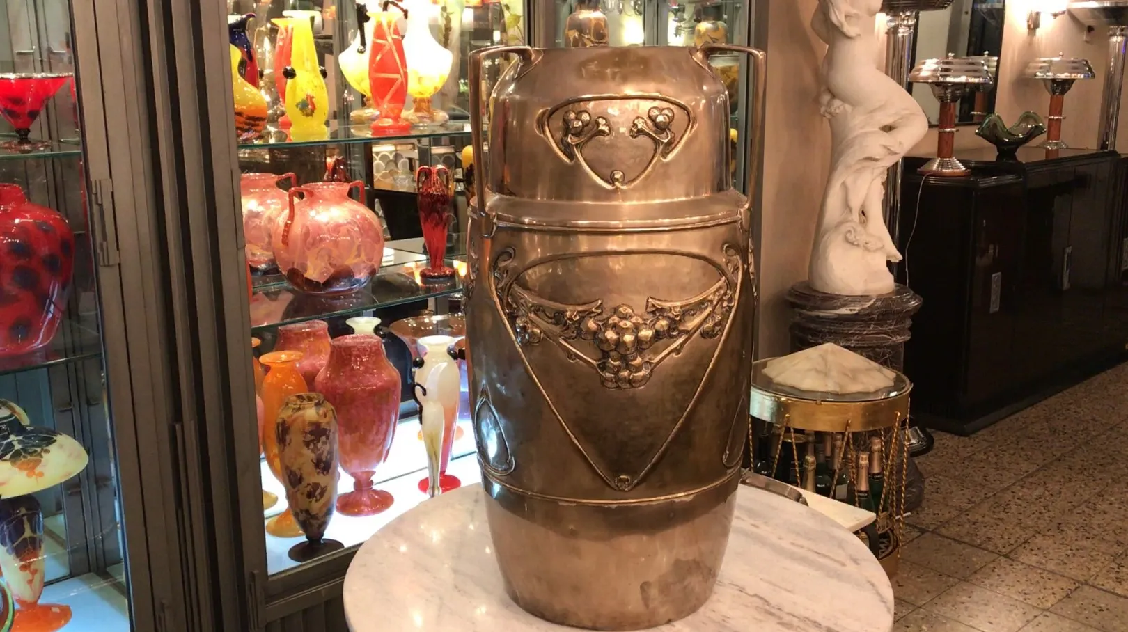 Suporte antigo para guarda-chuva decorado em um ambiente elegante com vasos coloridos.