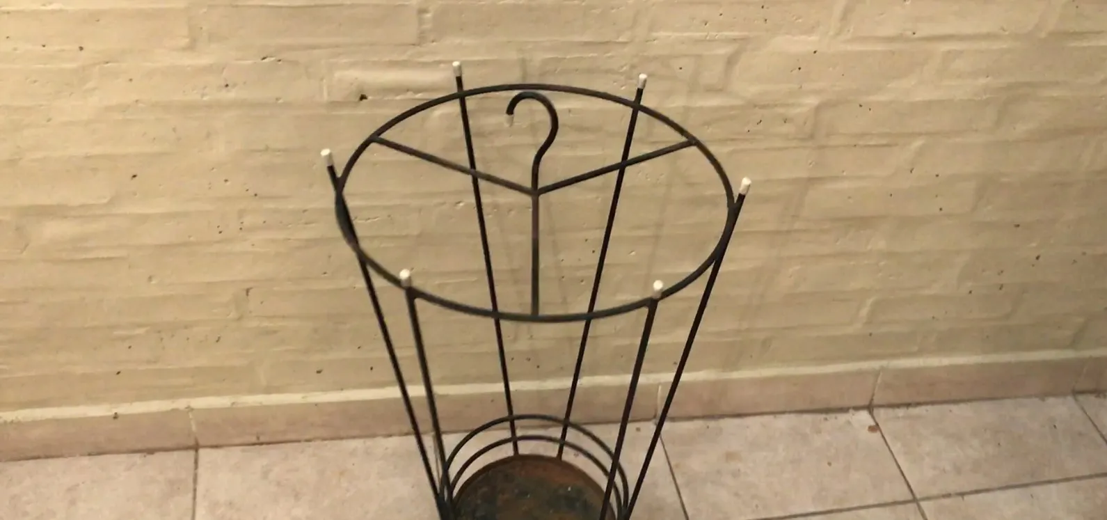 dois porta-guarda-chuvas antigos em ambiente decorativo