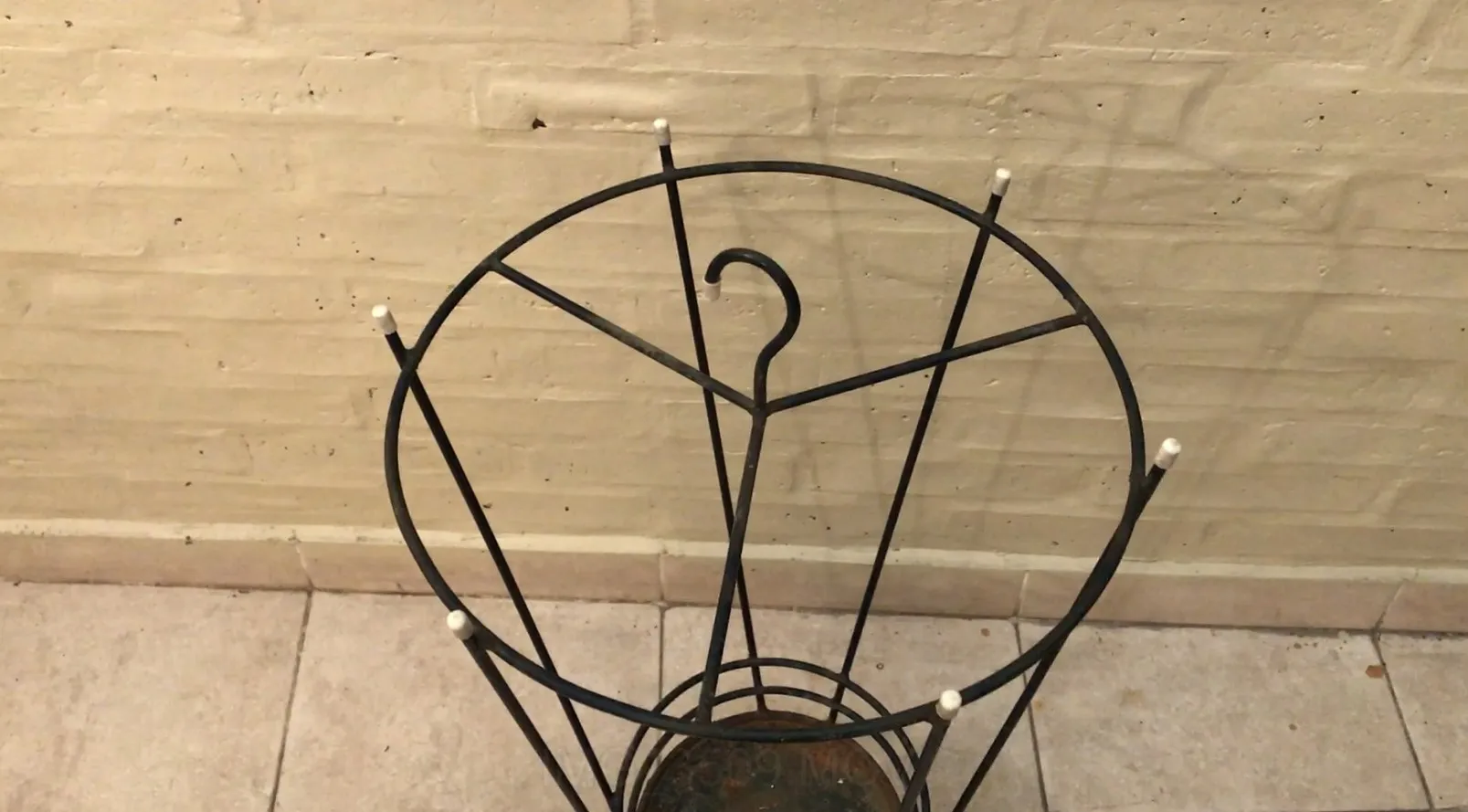 2 portombrelli antichi, decorativi, in ambiente neutro