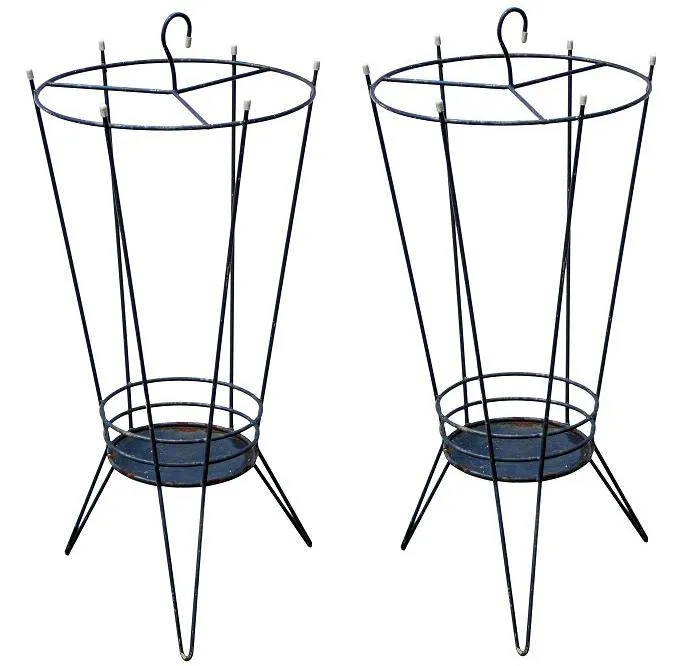 Dos paragüeros antiguos de diseño elegante en un entorno acogedor