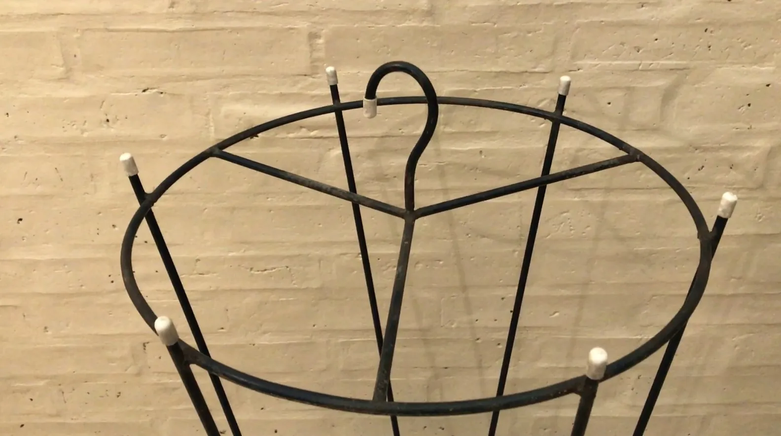 2 porta-guarda-chuvas antigos, decorativos com design único, fundo claro