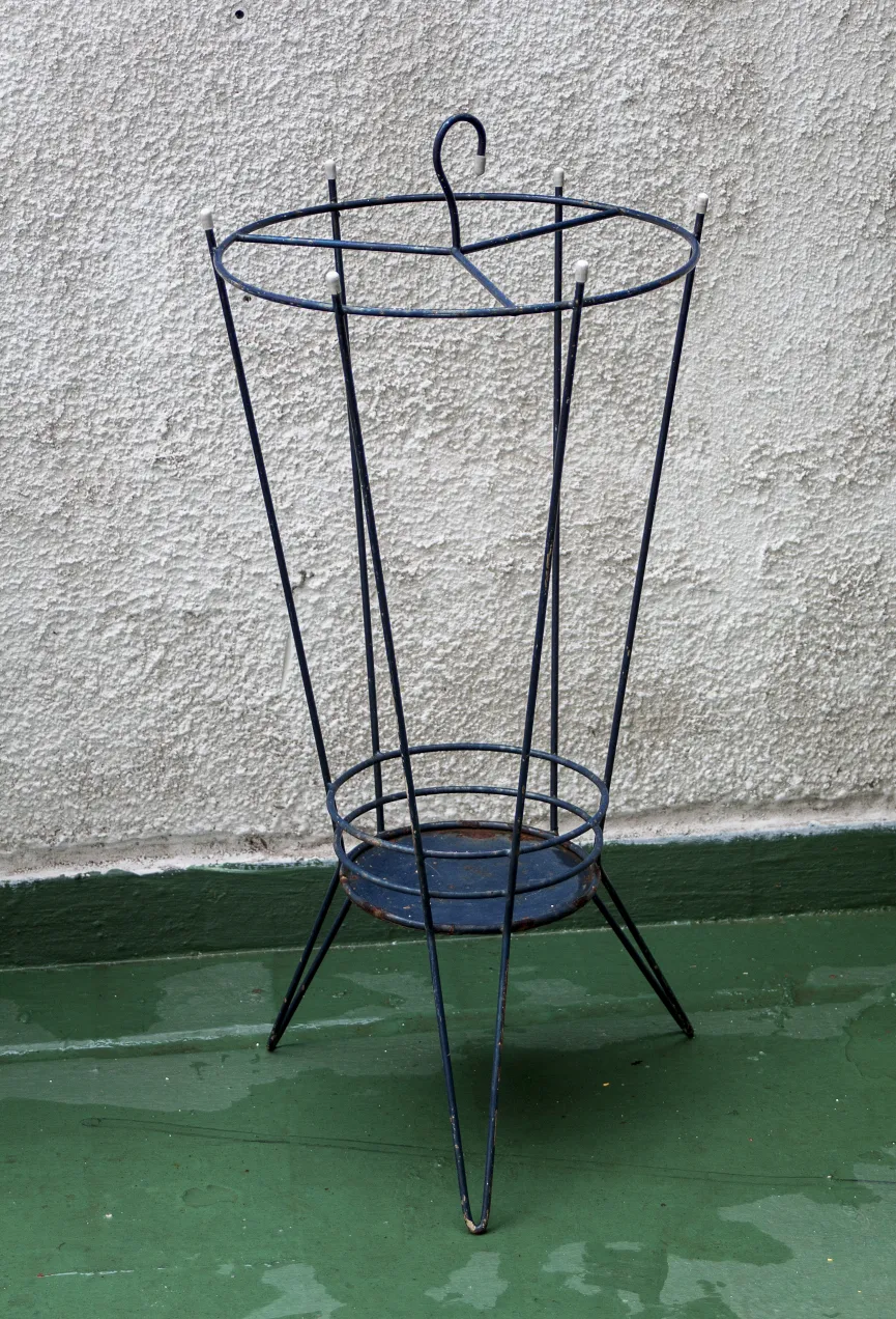 Porte-parapluies anciens au design simple dans un cadre neutre