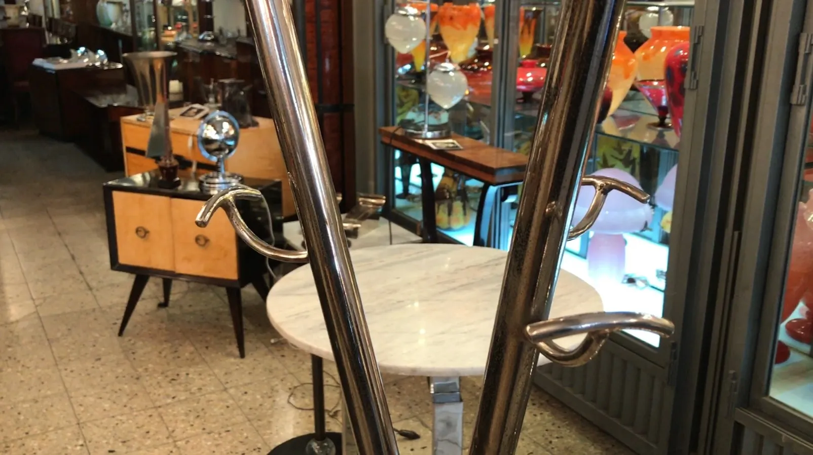 حامل معاطف عتيق في بيئة عتيقة.