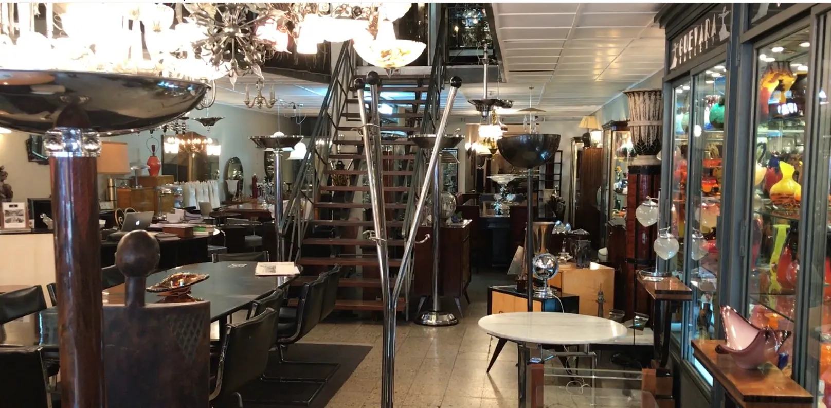 perchero antiguo de madera con forma elegante en una tienda