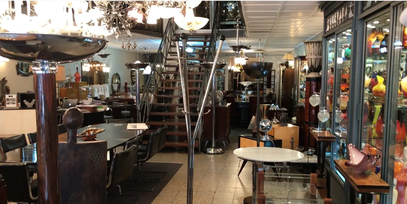 antiker garderobenständer im antikem ambiente