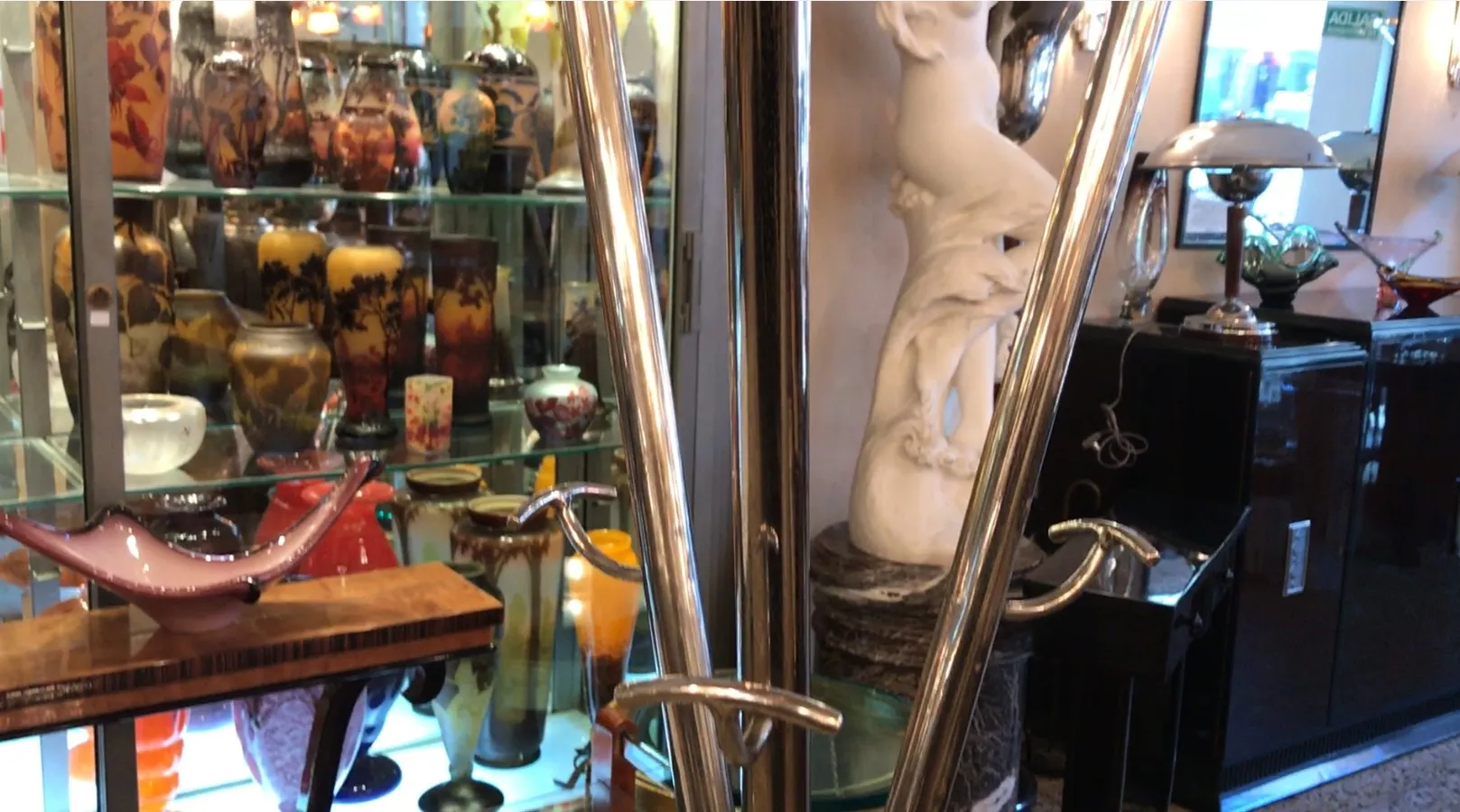 bengaleiro antigo em um ambiente com itens decorativos