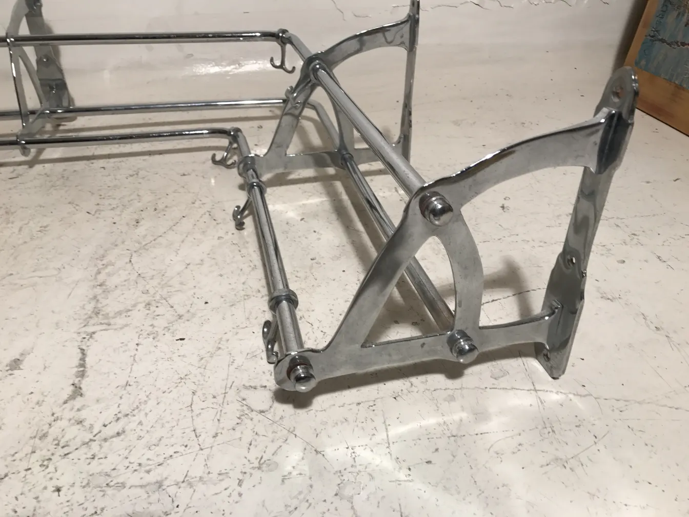 perchero antiguo con un diseño elegante, ambiente claro