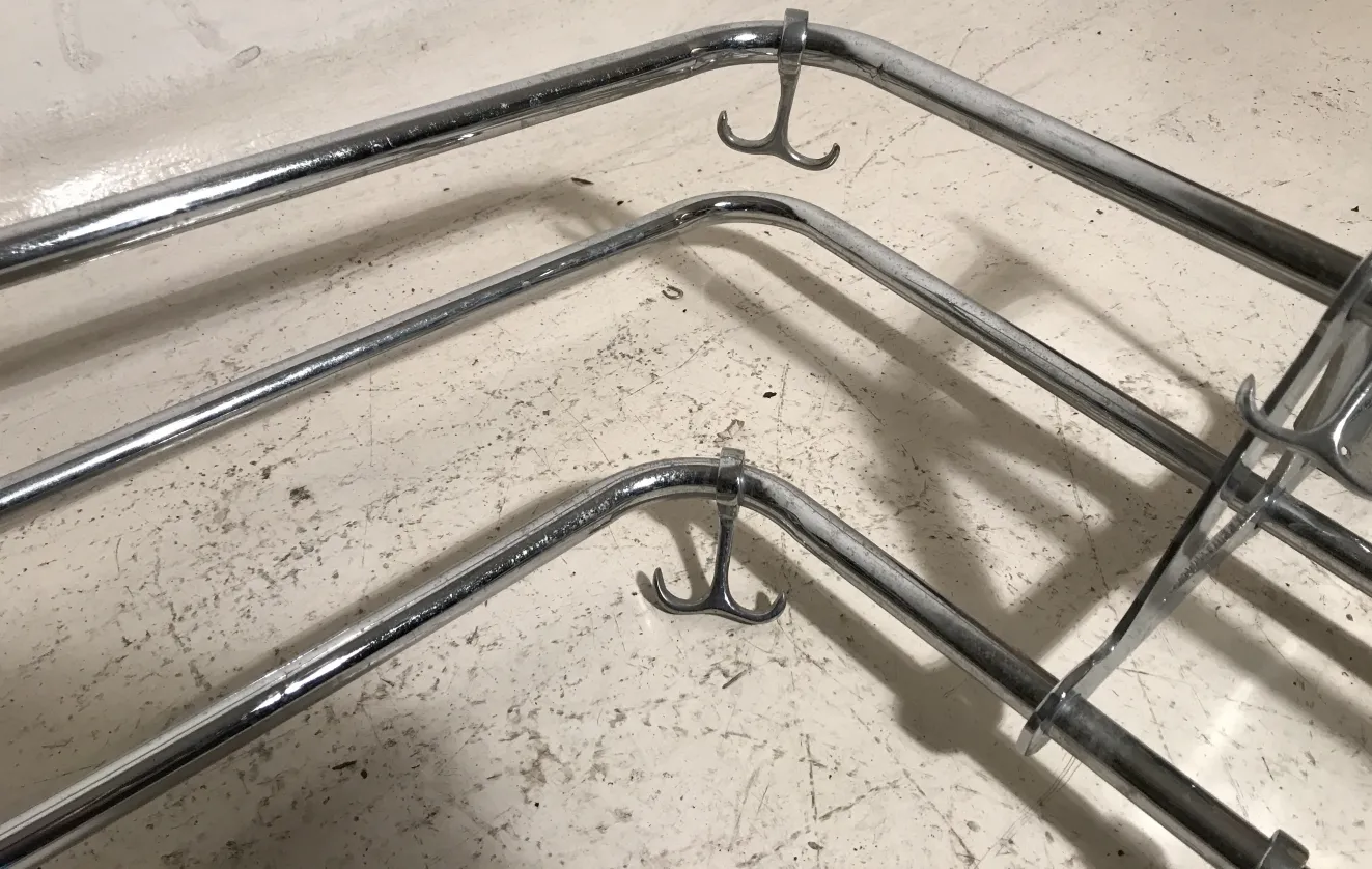 골동품코트랙-밝은 표면에 후크가있는