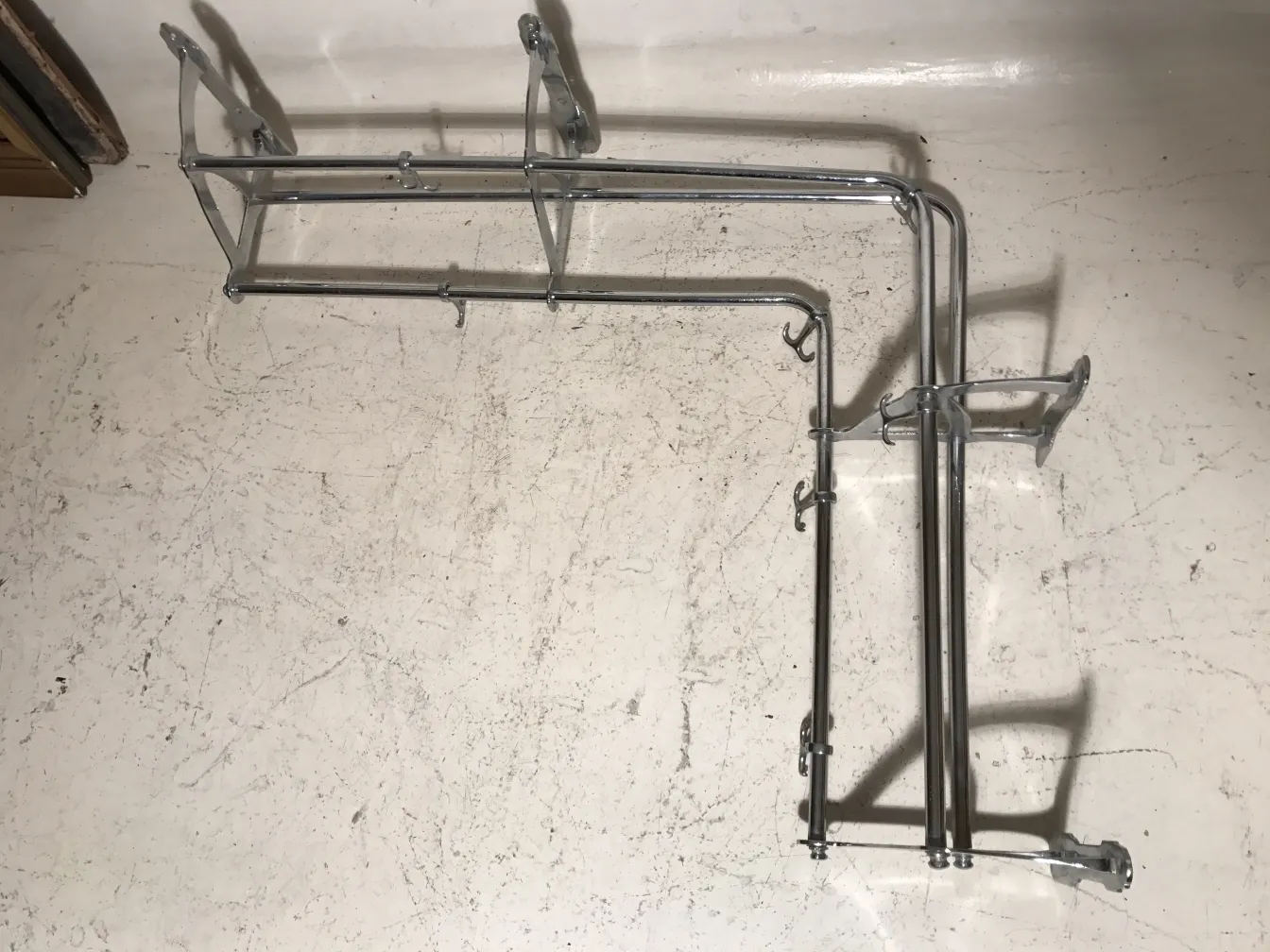 حامل معاطف عتيق مع عدة خطافات على خلفية فاتحة