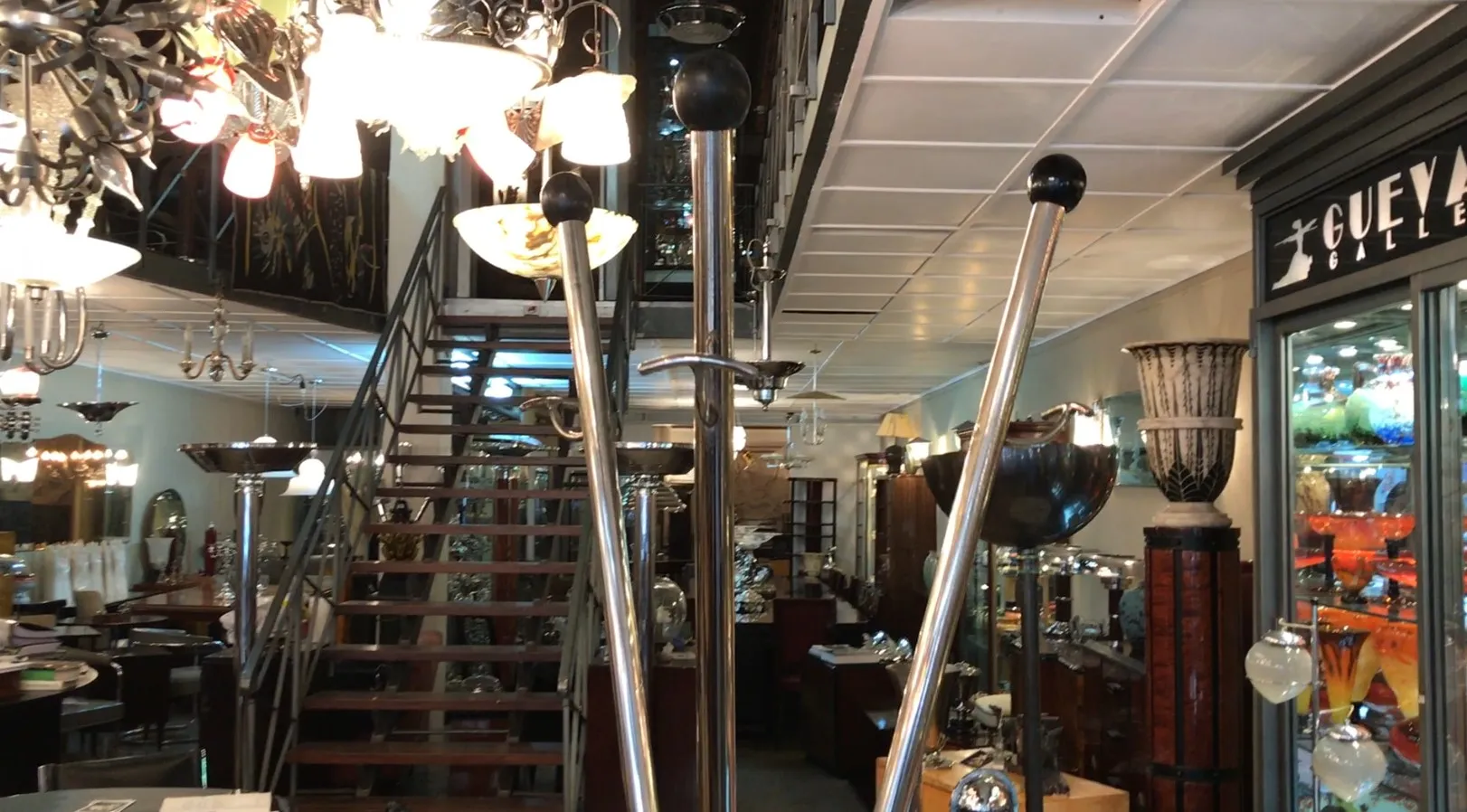 attaccapanni antico con design elegante in un contesto vintage