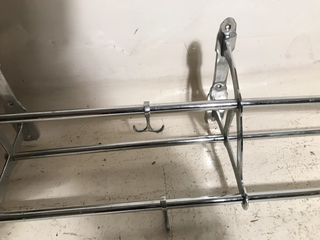 perchero antigo com estrutura metálica e ganchos