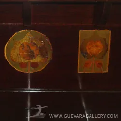 attaccapanni antico con decorazioni artistiche e dettagli