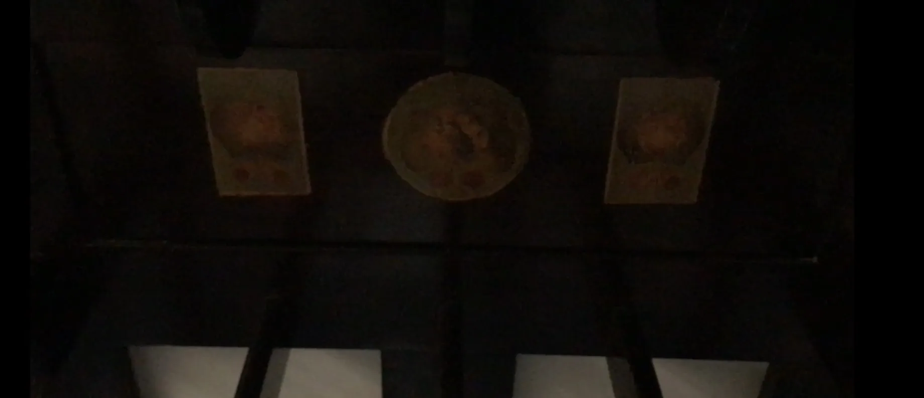 portemanteau ancien avec détails décoratifs dans un cadre chaleureux