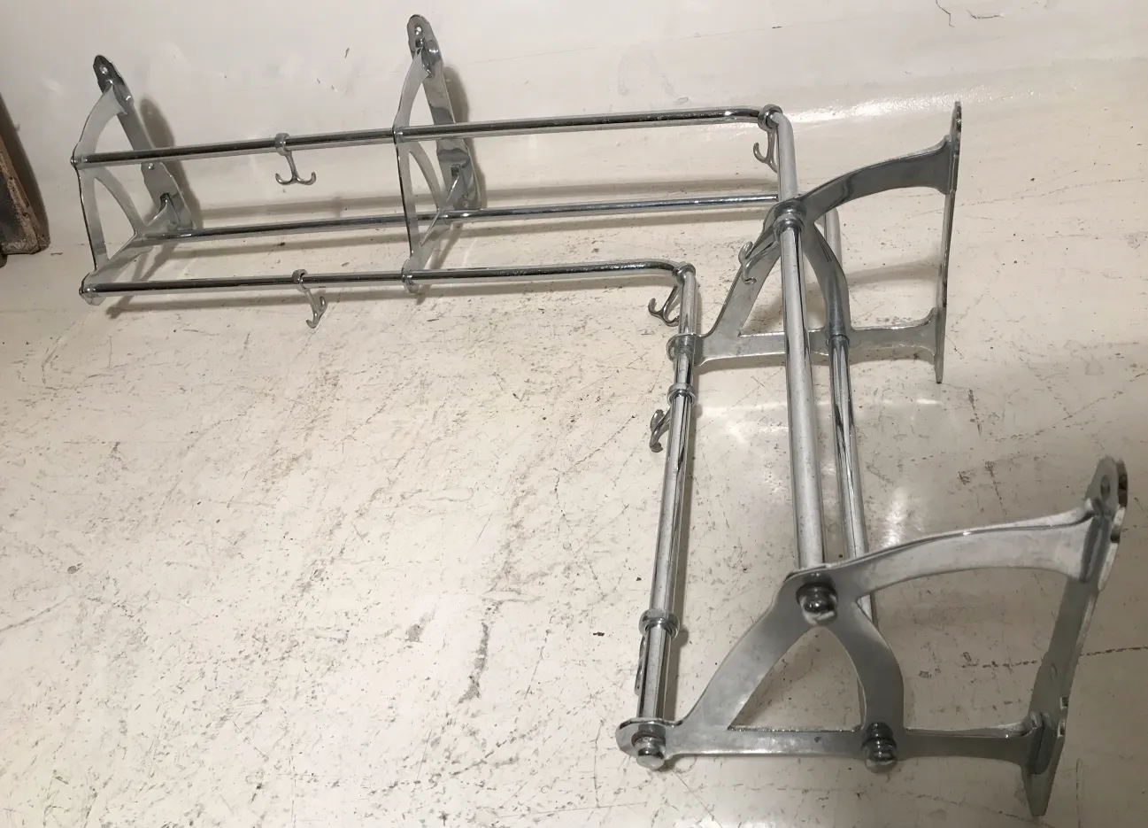 古董壁挂衣架带挂钩，浅色背景