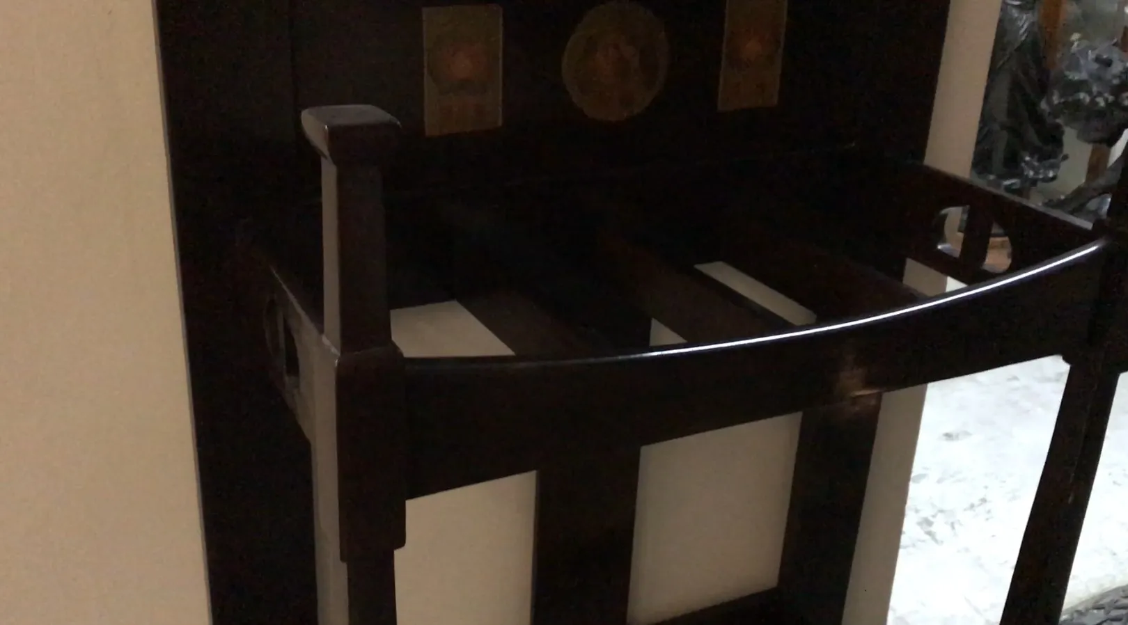 bengaleiro antigo com detalhes decorativos e fundo claro