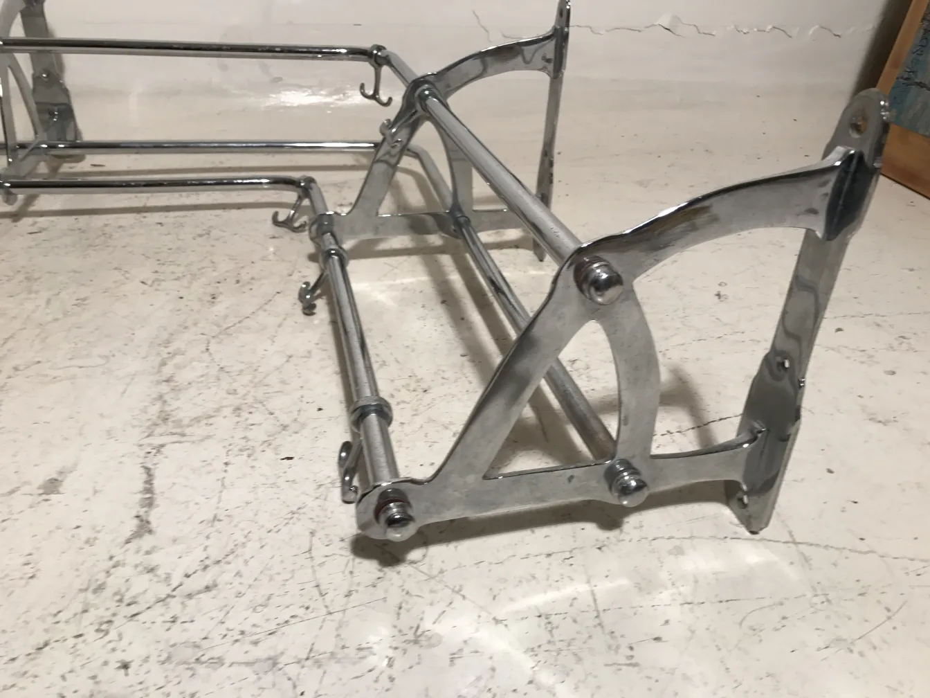 古老的衣帽架，设计优雅，有多个挂钩