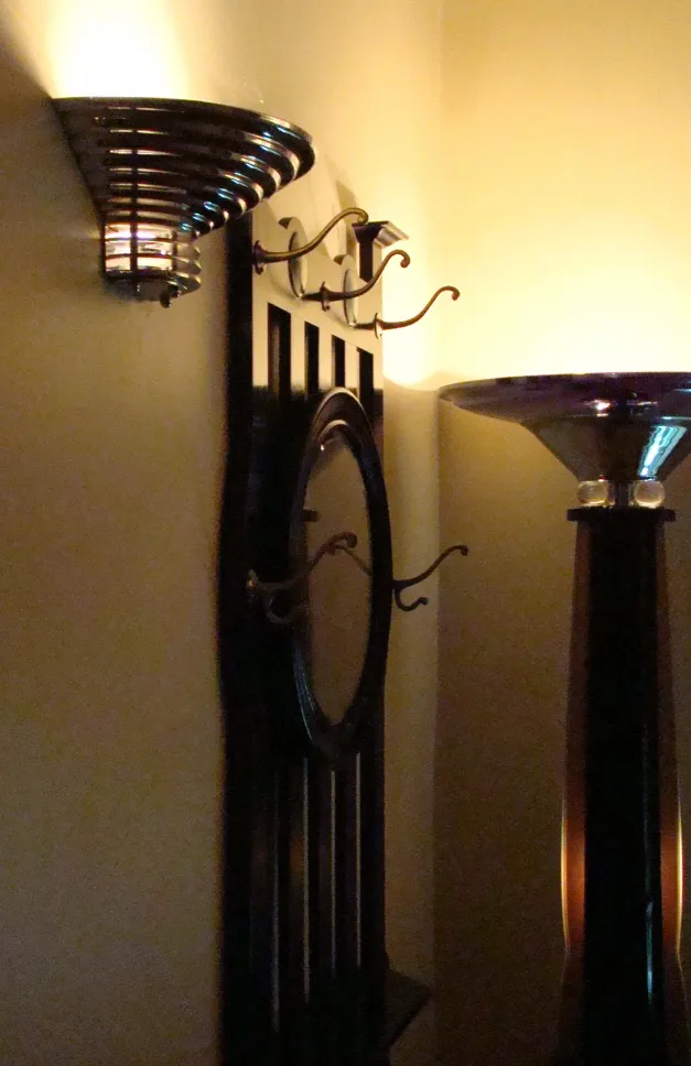 portemanteau ancien avec des miroirs et crochets au mur