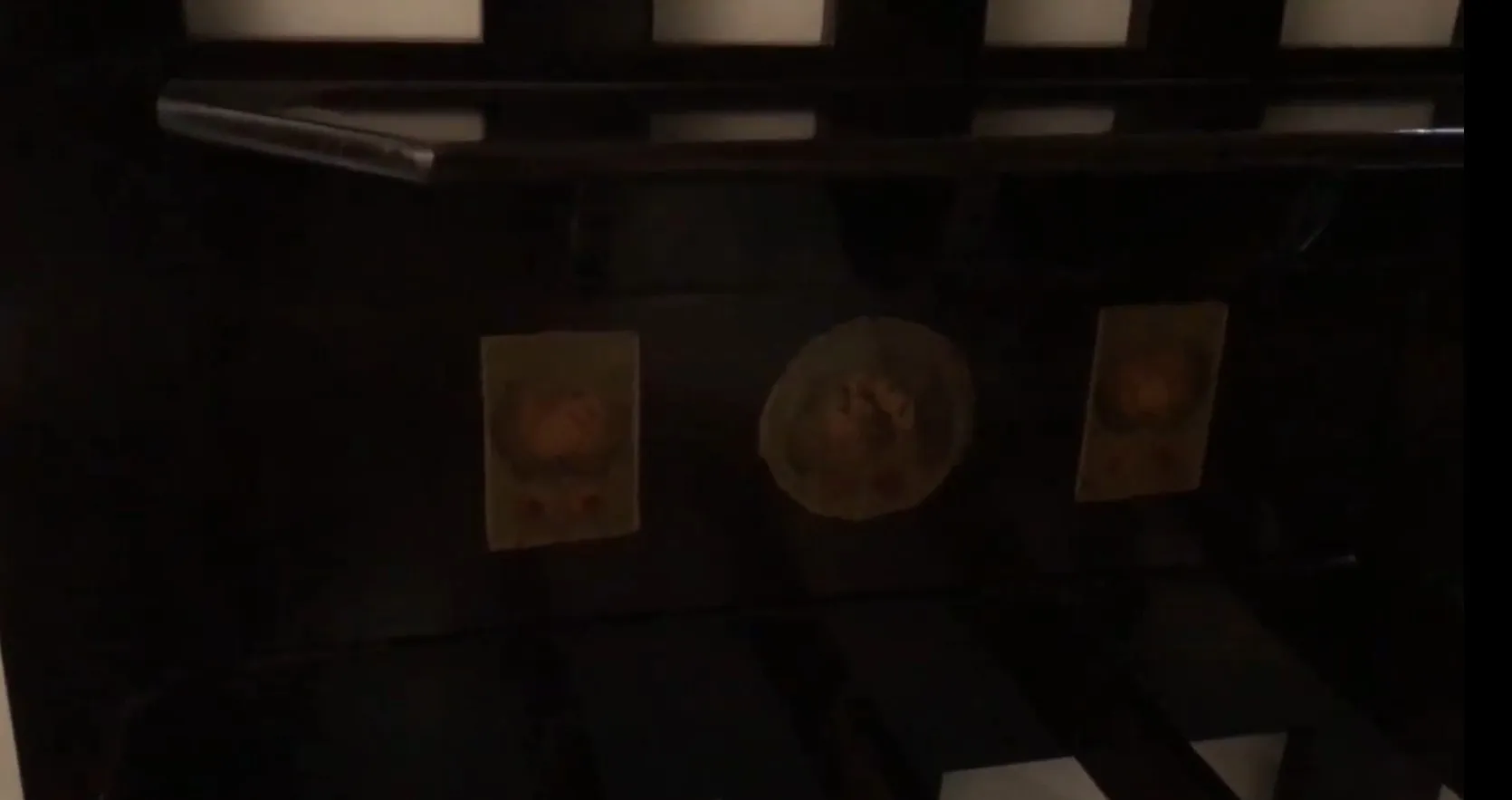 Bengaleiro antigo com detalhes decorativos intrincados e ambiente elegante