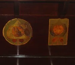 perchero antiguo decorado con dos detalles artísticos