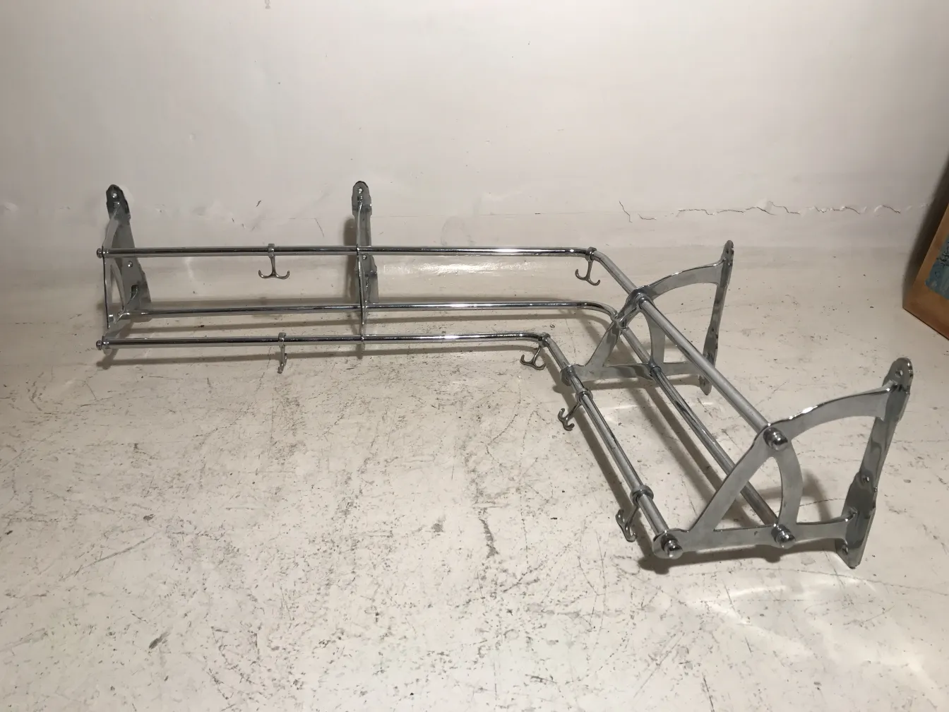 perchero antiguo de metal con ganchos, fondo neutro