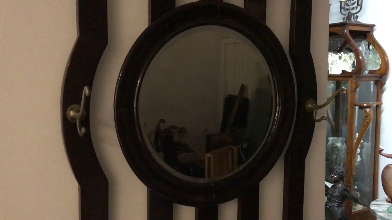 portemanteau ancien avec miroir ovale dans un cadre classique