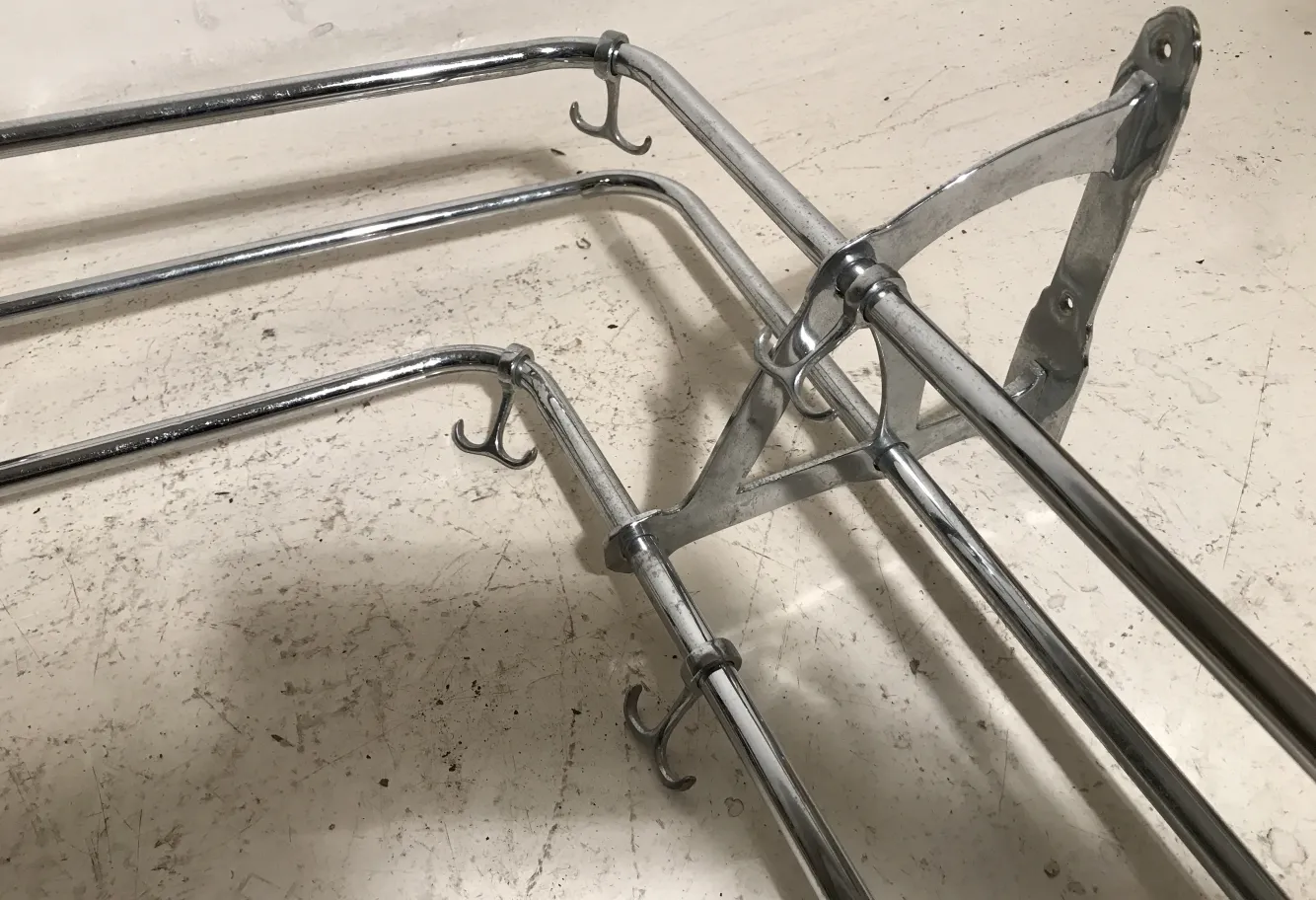 старинная вешалка с функциональным дизайном и элегантными крючками, идеальна для прихожей