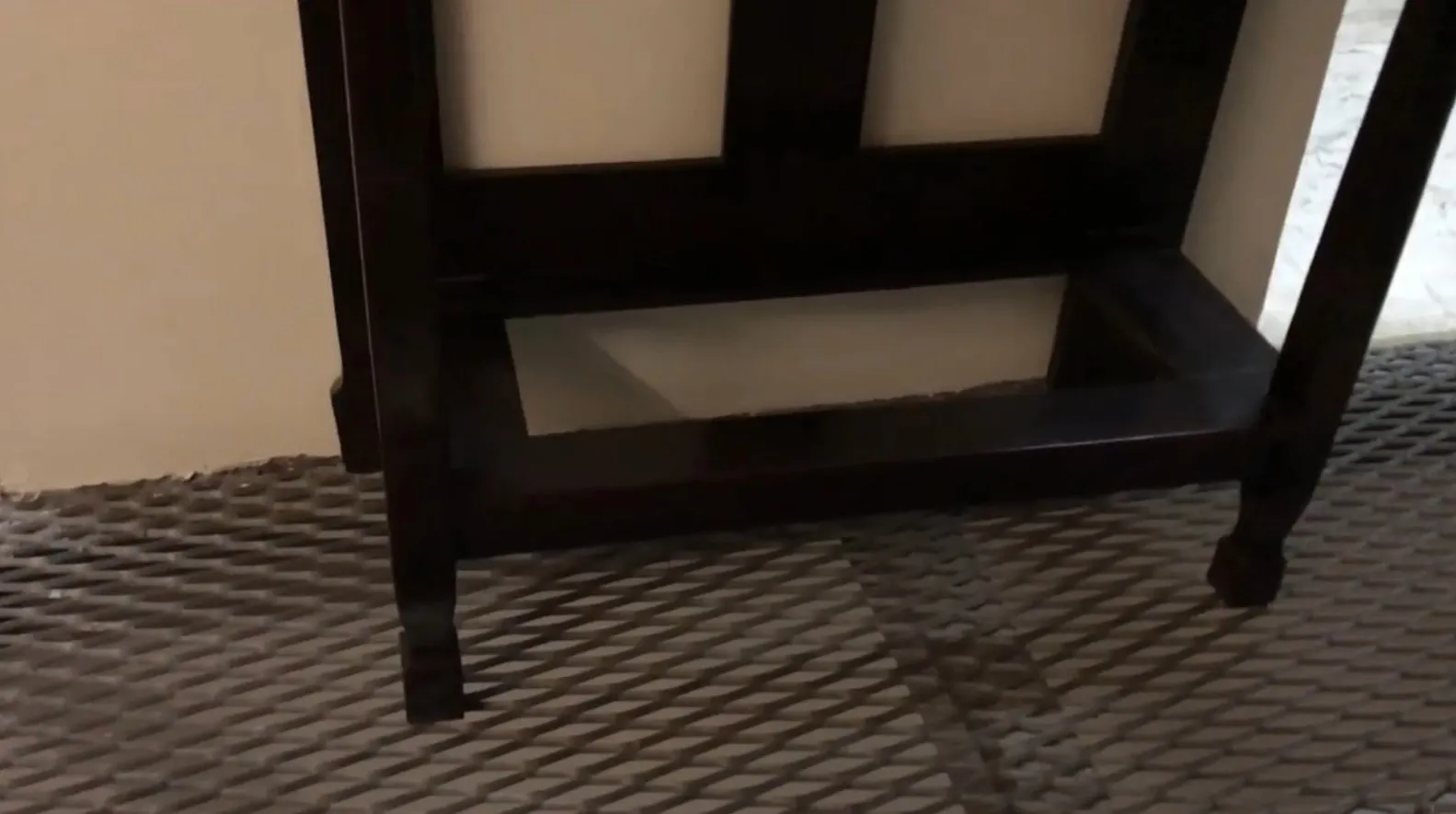 portemanteau ancien avec fond neutre, cadre élégant