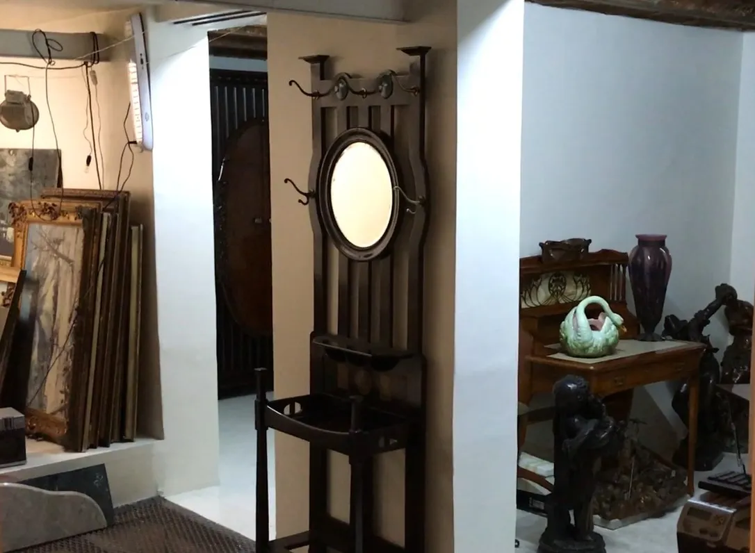 perchero antiguo en un entorno con decoración variada