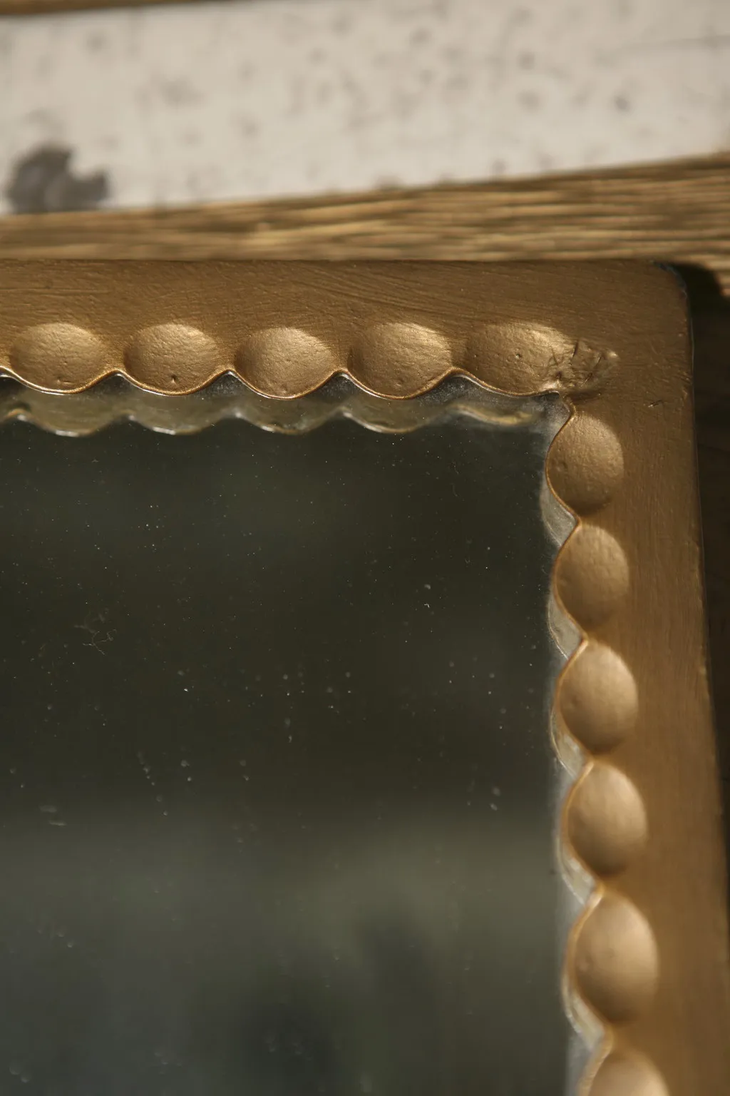 portemanteau ancien avec miroir décoratif et fond neutre