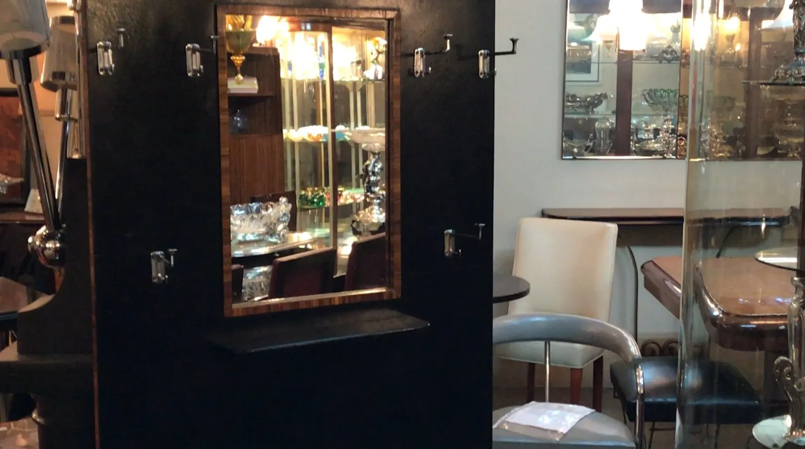 黑色古董衣帽架带镜子和多个挂钩，经典环境中