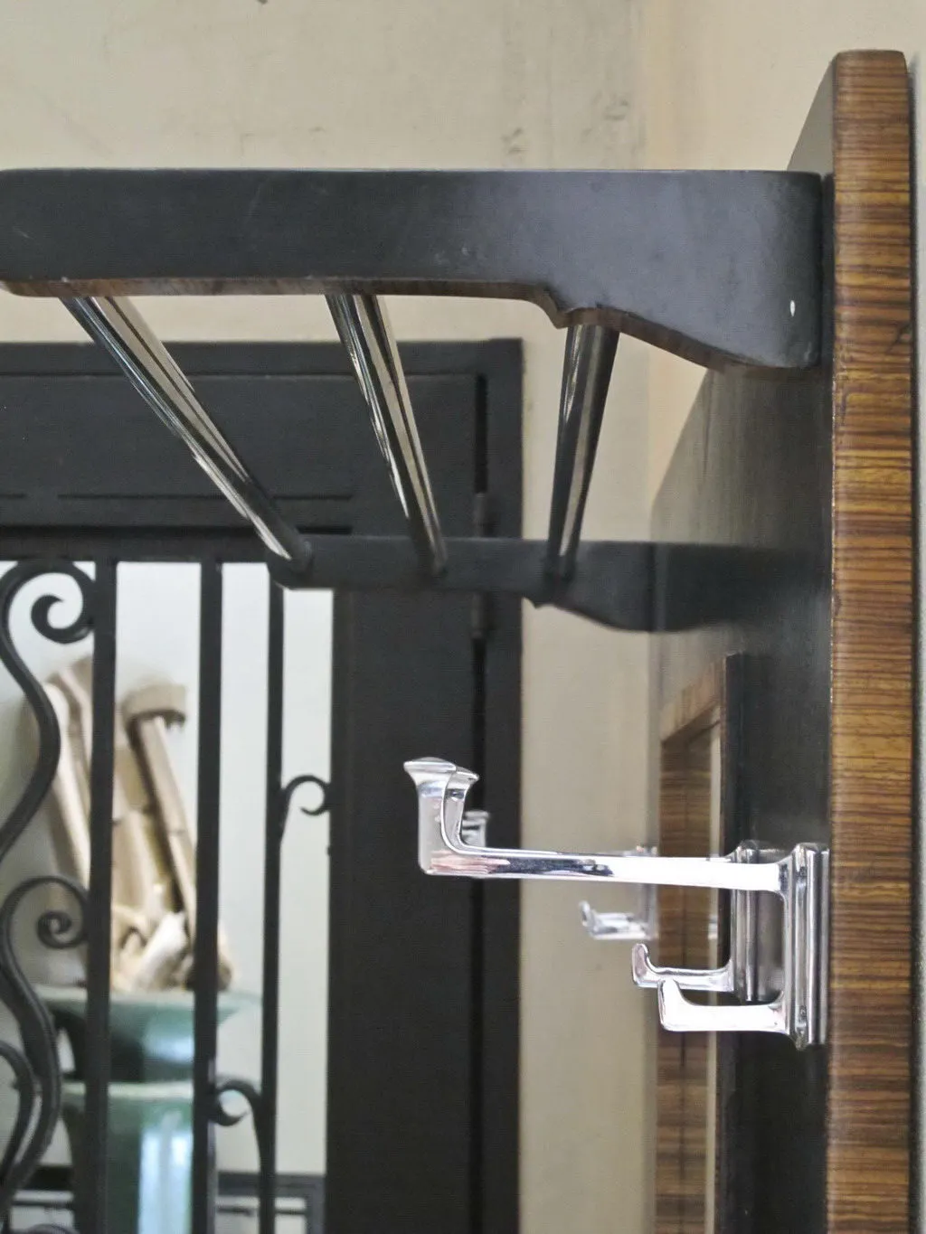 고전적인 코트랙에 은색 훅, 어두운 배경