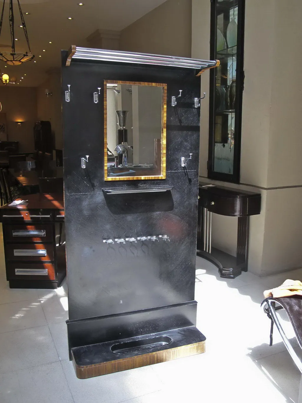 古いコートハンガー、フックと鏡があるスタイリッシュな空間で